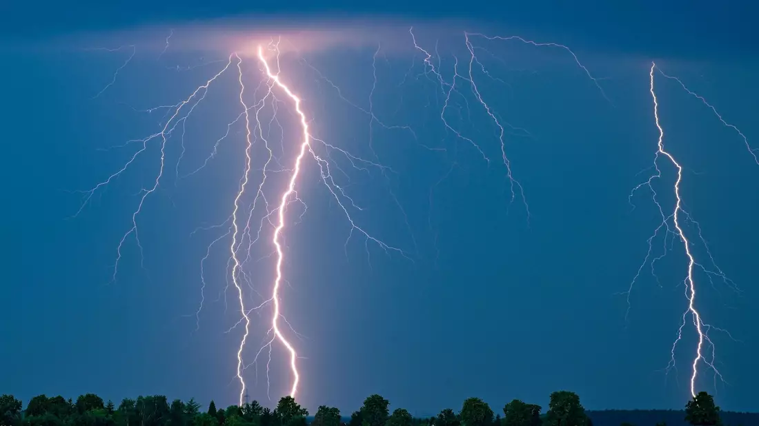 Blitze eines Gewitters leuchten am Abendhimmel im Osten des Landes Brandenburg. - Bild: Patrick Pleul/dpa