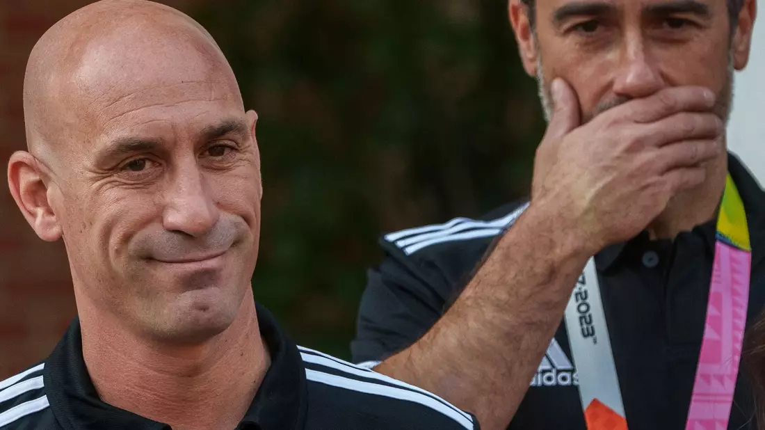 Der spanische Fußball-Verbandspräsident Luis Rubiales lehnt nach dem Kuss-Eklat einen Rücktritt ab. - Bild: Manu Fernandez/AP