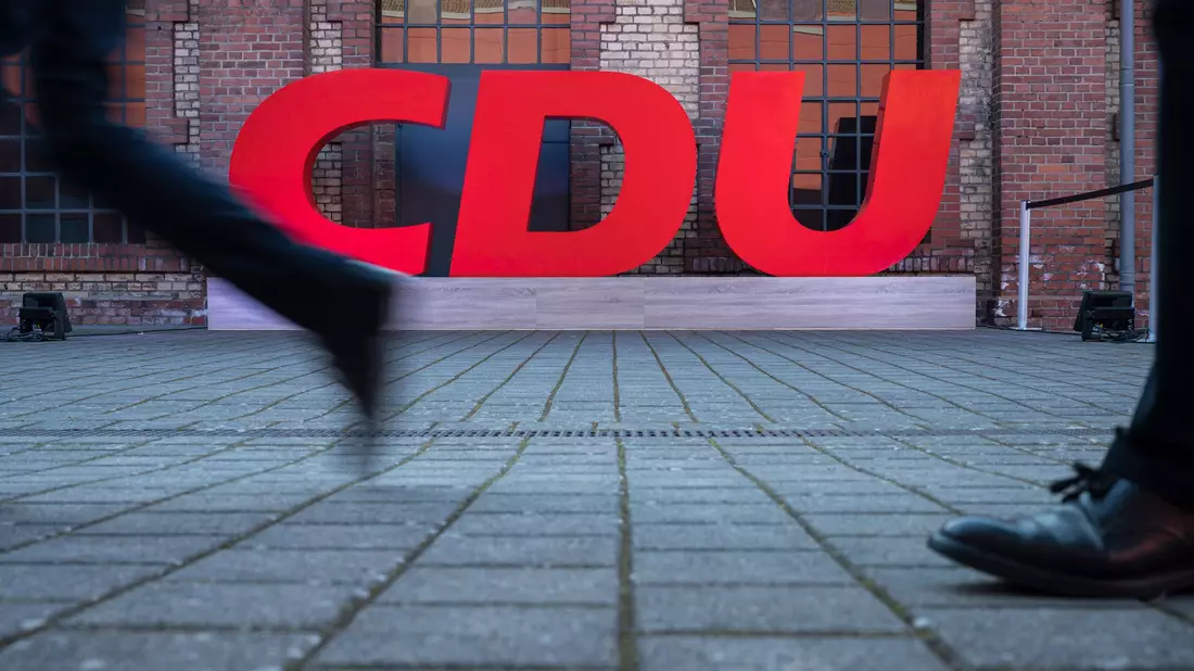 Die CDU ist einer Wahlumfrage zufolge aktuell stärkste Kraft in Hessen. - Bild: Oliver Dietze/dpa