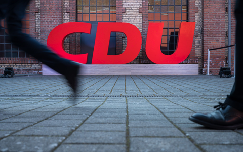 Die CDU ist einer Wahlumfrage zufolge aktuell stärkste Kraft in Hessen. - Foto: Oliver Dietze/dpa