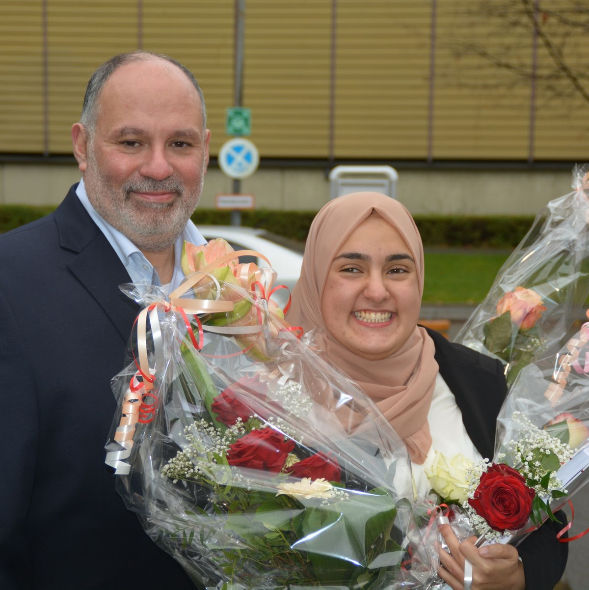 Die ägyptisch-deutsche Aktivistin Fagr El Adly mit ihrem Vater Alaa El Daly in der Fakultät Mannheim der Universität Heidelberg. - Foto: -/Fagr El Adly/dpa