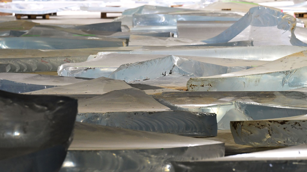 Wie Eisschollen sehen die Bruchstücke des  zerborstenen Aquariums aus Acryl aus. - Foto: Michael Bahlo/dpa