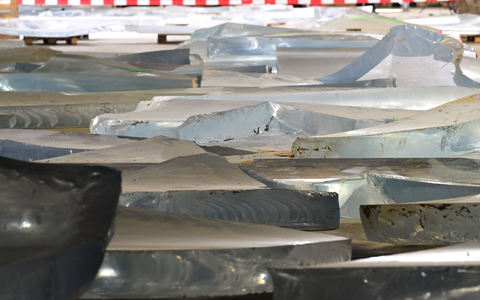 Wie Eisschollen sehen die Bruchstücke des  zerborstenen Aquariums aus Acryl aus. - Foto: Michael Bahlo/dpa