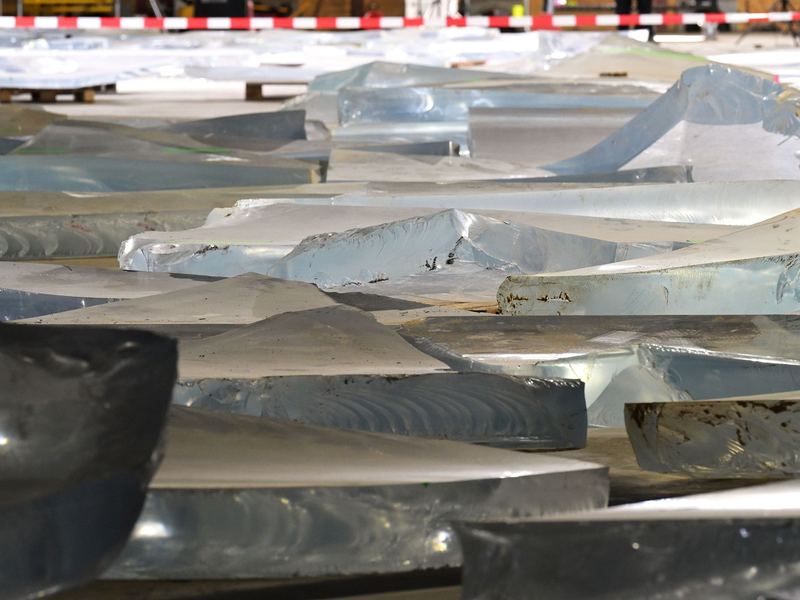 Wie Eisschollen sehen die Bruchstücke des  zerborstenen Aquariums aus Acryl aus. - Foto: Michael Bahlo/dpa