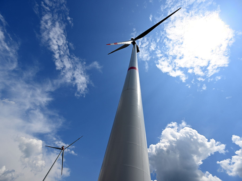 Windräder dürfen in NRW unter strengen Voraussetzungen näher an Wohnhäuser heranrücken. - Foto: Federico Gambarini/dpa
