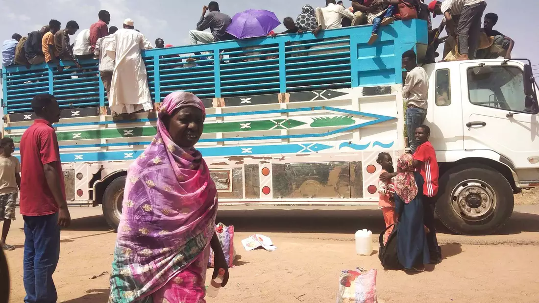 Menschen wollen Khartum verlassen. Seit nun mehr vier Monaten bekämpfen sich die Konfliktparteien im Sudan. - Bild: Uncredited/AP