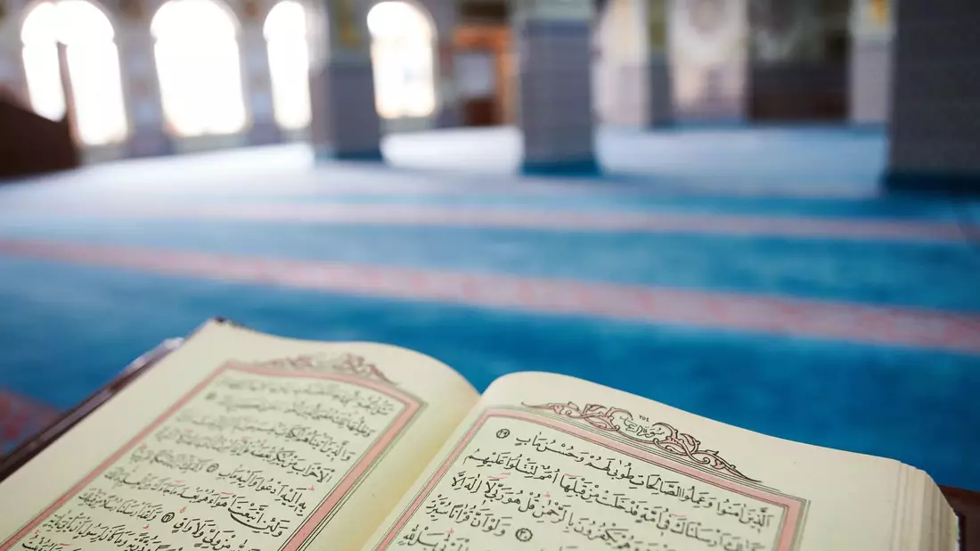 Der Koran ist die heilige Schrift des Islams. - Bild: Bernd Thissen/dpa