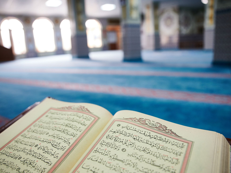 Der Koran ist die heilige Schrift des Islams. - Foto: Bernd Thissen/dpa