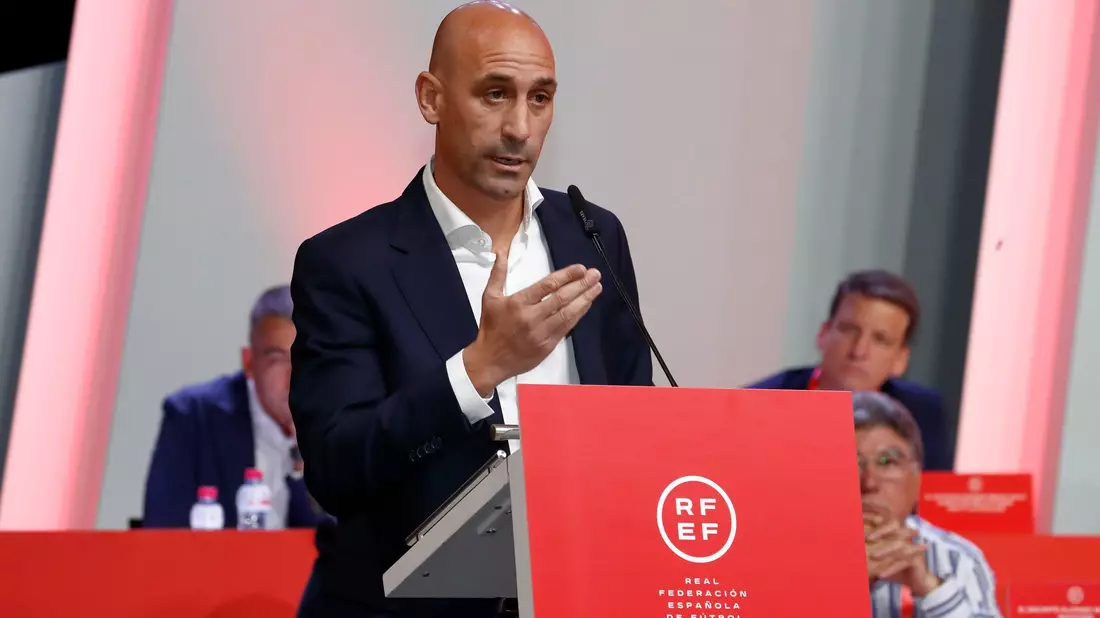 Der nach dem Kuss-Skandal umstrittene Luis Rubiales hat seinen Rücktritt als Präsident des spanischen Fußballverbandes RFEF angekündigt. - Bild: Rfef/EUROPA PRESS/dpa