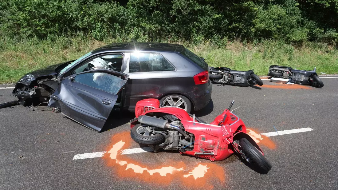 Bei einem Unfall mit zwei Autos und einer Motorrollergruppe in Oberbayern sind laut Polizei mehrere Menschen teils schwer verletzt worden. - Bild: Karl-Josef Hildenbrand/dpa