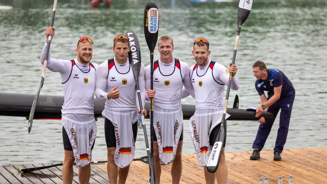 Haben für einen goldenen Auftakt im Kajak-Vierer gesorgt: Max Rendschmidt, Tom Liebscher, Jacob Schopf und Max Lemke (v.l.n.r.). - Bild: Ulrich Gamel/Kolbert-Press/dpa