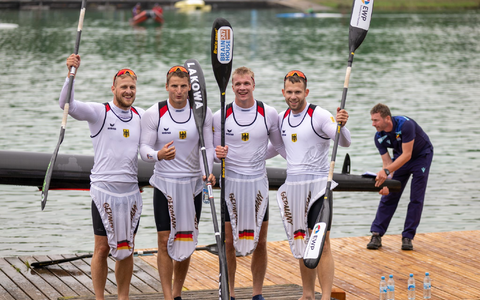 Haben für einen goldenen Auftakt im Kajak-Vierer gesorgt: Max Rendschmidt, Tom Liebscher, Jacob Schopf und Max Lemke (v.l.n.r.). - Foto: Ulrich Gamel/Kolbert-Press/dpa