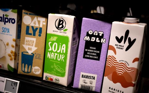 Künftig eine niedrigere Mehrwertsteuer auf Soja-, Hafermilch und Co. - das schlagen Politiker von SPD und Grünen vor. - Foto: Sina Schuldt/dpa