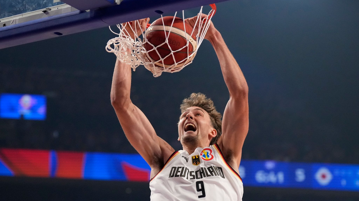 Deutschlands Franz Wagner bei einem Dunk. - Foto: Hiro Komae/AP/dpa