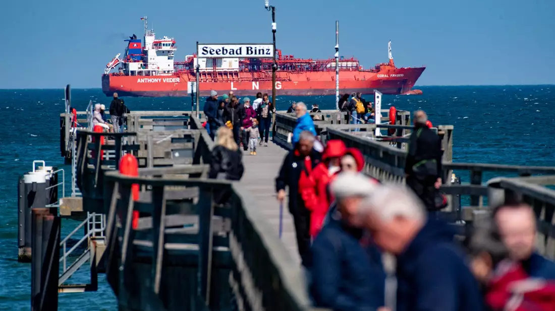 Ein LNG-Shuttle-Tanker liegt im Mai 2023 vor der Küste der Insel Rügen. - Bild: Stefan Sauer/dpa