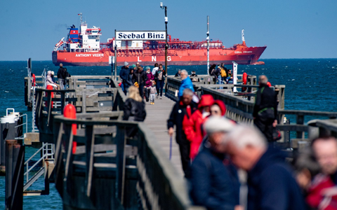 Ein LNG-Shuttle-Tanker liegt im Mai 2023 vor der Küste der Insel Rügen. - Foto: Stefan Sauer/dpa