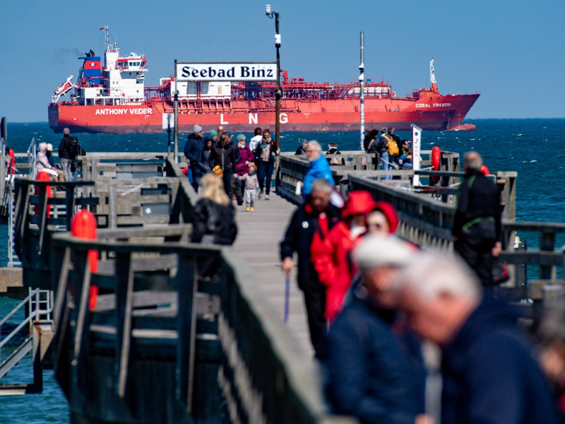 Ein LNG-Shuttle-Tanker liegt im Mai 2023 vor der Küste der Insel Rügen. - Foto: Stefan Sauer/dpa