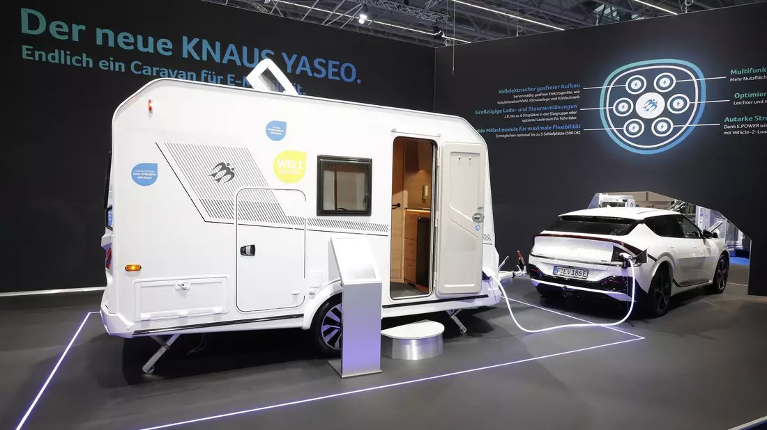 Ein Knaus Yaseo Wohnwagen, gebaut für elektrische Zugfahrzeuge, auf der Caravan Messe. - Bild: David Young/dpa