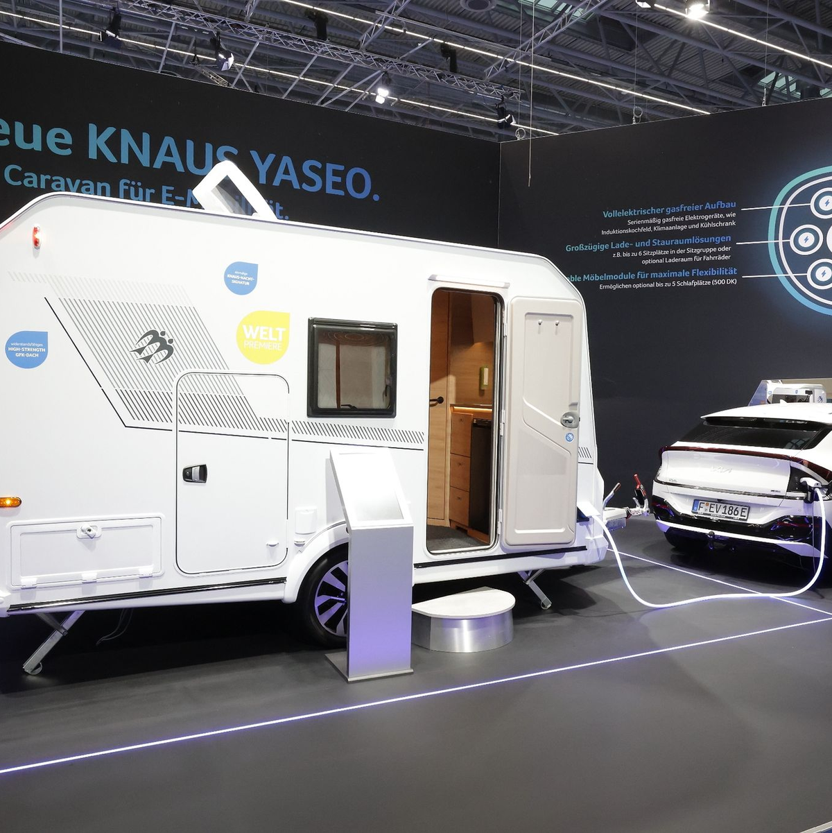 Ein Knaus Yaseo Wohnwagen, gebaut für elektrische Zugfahrzeuge, auf der Caravan Messe. - Foto: David Young/dpa