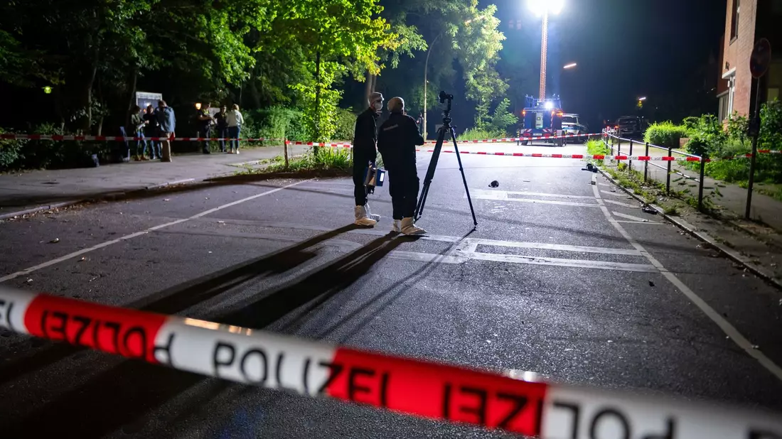 Polizeibeamte ermitteln nach Schüssen auf einen Mann in Hamburg. - Bild: Jonas Walzberg/dpa
