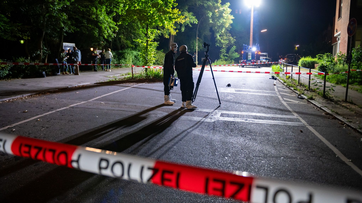 Polizeibeamte ermitteln nach Schüssen auf einen Mann in Hamburg. - Foto: Jonas Walzberg/dpa