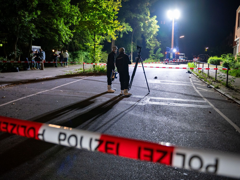 Polizeibeamte ermitteln nach Schüssen auf einen Mann in Hamburg. - Foto: Jonas Walzberg/dpa
