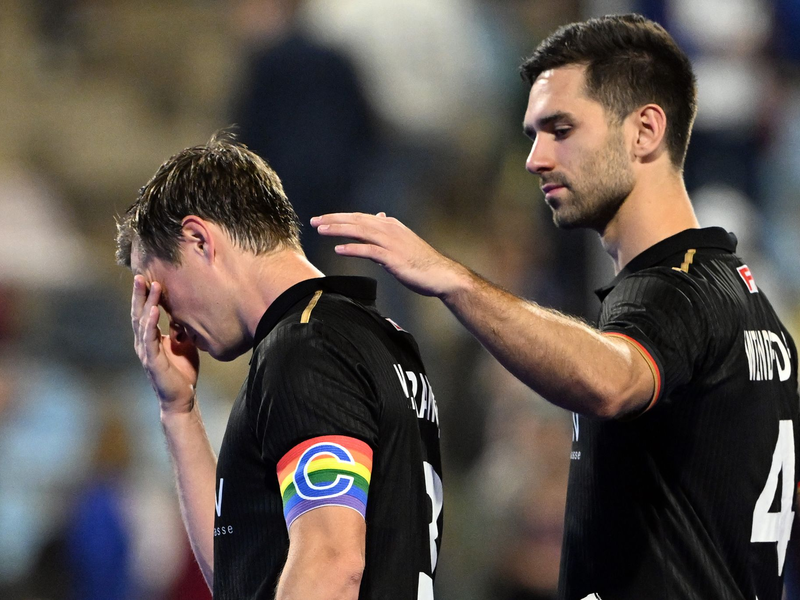 Lukas Windfeder (r) versucht, Kapitän Mats Grambusch zu trösten. - Foto: Federico Gambarini/dpa