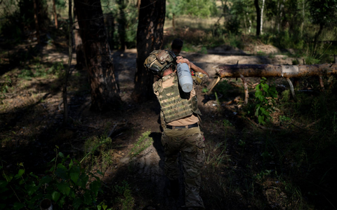 Ein ukrainischer Soldat trägt eine Granate an der Frontlinie in Lyman. - Foto: Bram Janssen/AP/dpa
