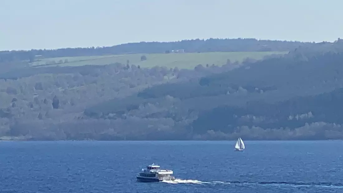 Ein Boot fährt über den Loch Ness. - Bild: Benedikt von Imhoff/dpa