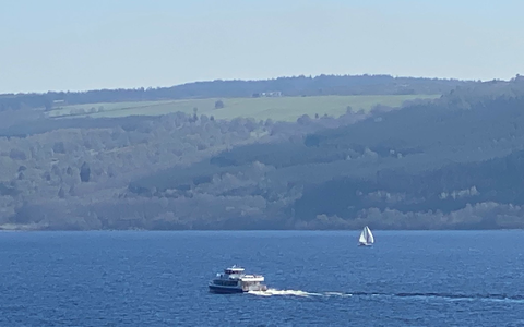 Ein Boot fährt über den Loch Ness. - Foto: Benedikt von Imhoff/dpa
