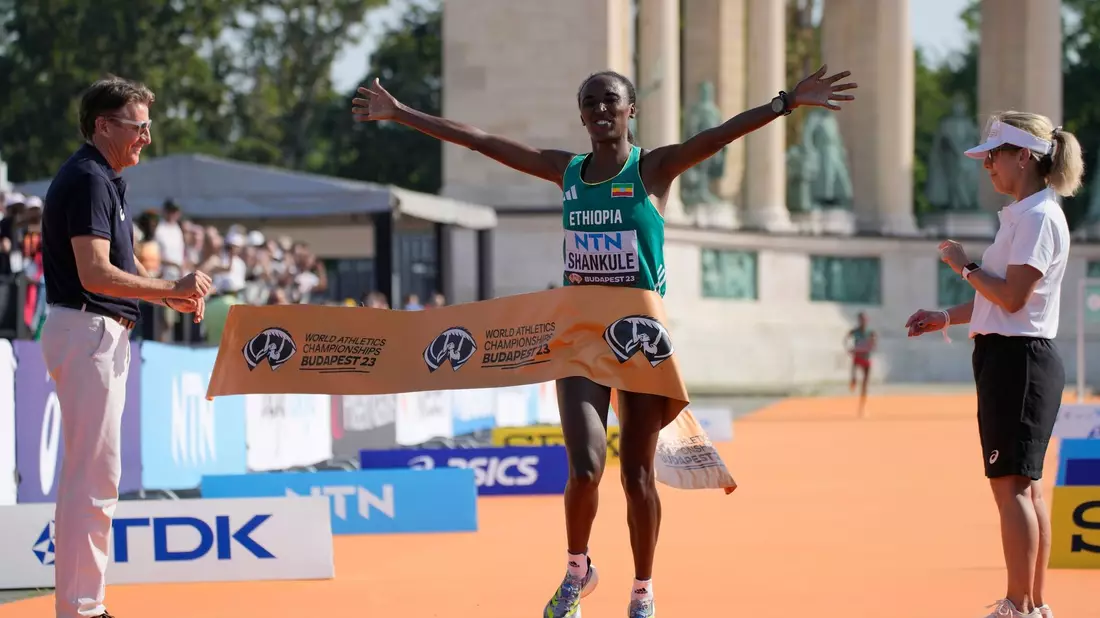 Amane Beriso Shankule aus Äthiopien jubelt im Ziel. - Bild: Ashley Landis/AP