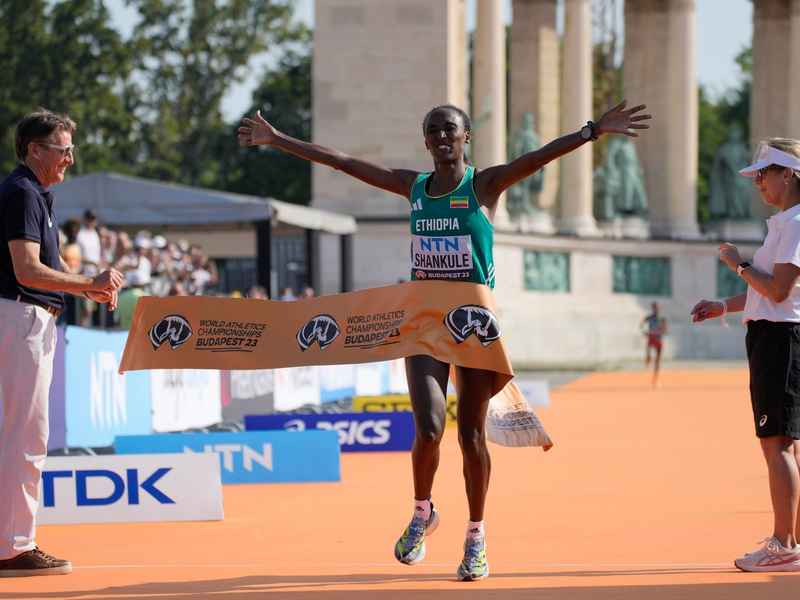 Amane Beriso Shankule aus Äthiopien jubelt im Ziel. - Foto: Ashley Landis/AP