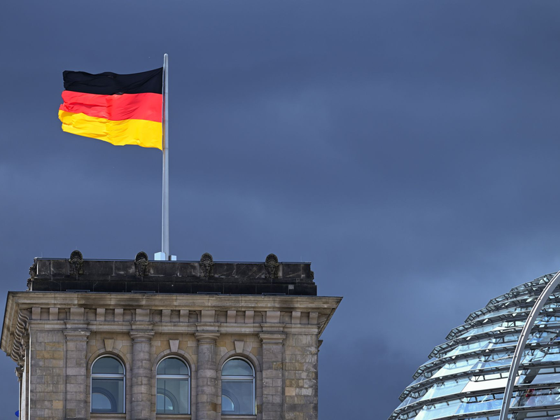 Eine Flagge auf dem Reichstag: 2020 wurde das Gebäude gestürmt. - Foto: Soeren Stache/dpa