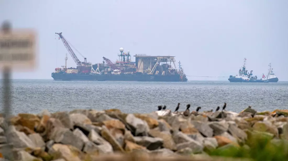 Das Pipeline-Verlegeschiff ist an Rügens Küste eingetroffen. - Bild: Stefan Sauer/dpa