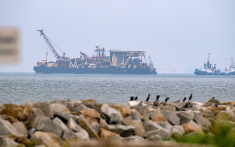 Das Pipeline-Verlegeschiff ist an Rügens Küste eingetroffen. - Foto: Stefan Sauer/dpa