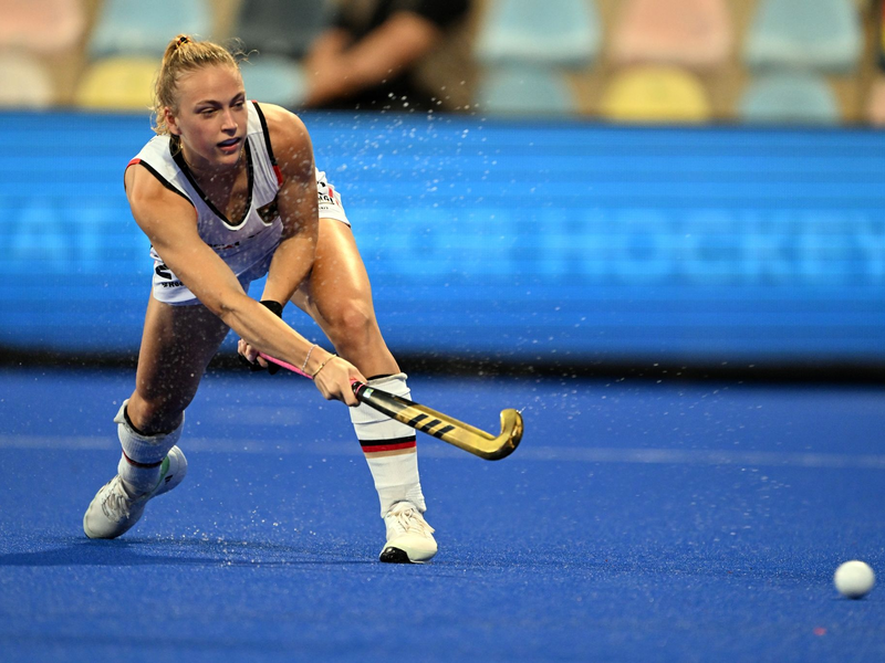 Die deutsche Hockey-Frauen um Jette Fleschütz gewannen EM-Bronze. - Foto: Federico Gambarini/dpa