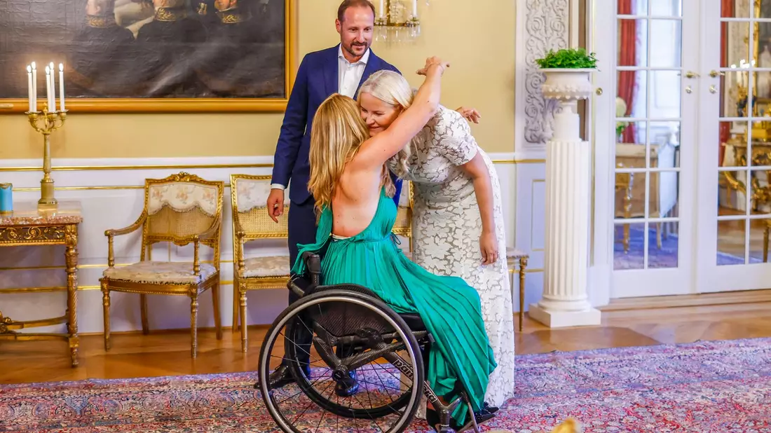 Birgit Skarstein (M), Parasportlerin aus Norwegen, gratuliert der Kronprinzessin Mette Marit von Norwegen und dem Kronprinzen Haakon. - Bild: Hanna Johre/NTB/AP/dpa
