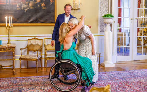 Birgit Skarstein (M), Parasportlerin aus Norwegen, gratuliert der Kronprinzessin Mette Marit von Norwegen und dem Kronprinzen Haakon. - Foto: Hanna Johre/NTB/AP/dpa