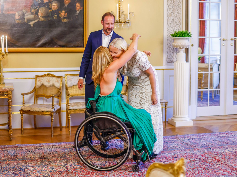 Birgit Skarstein (M), Parasportlerin aus Norwegen, gratuliert der Kronprinzessin Mette Marit von Norwegen und dem Kronprinzen Haakon. - Foto: Hanna Johre/NTB/AP/dpa