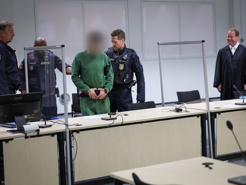 Vor dem Landgericht Itzehoe wird der Prozess gegen Ibrahim A. wegen der tödlichen Messerattacke in einem Regionalzug in Brokstedt fortgesetzt. - Foto: Christian Charisius/dpa/Pool/dpa