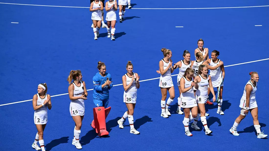 Deutschlands Spielerinnen feiern die Bronzemedaille mit einer Ehrenrunde. - Bild: Federico Gambarini/dpa