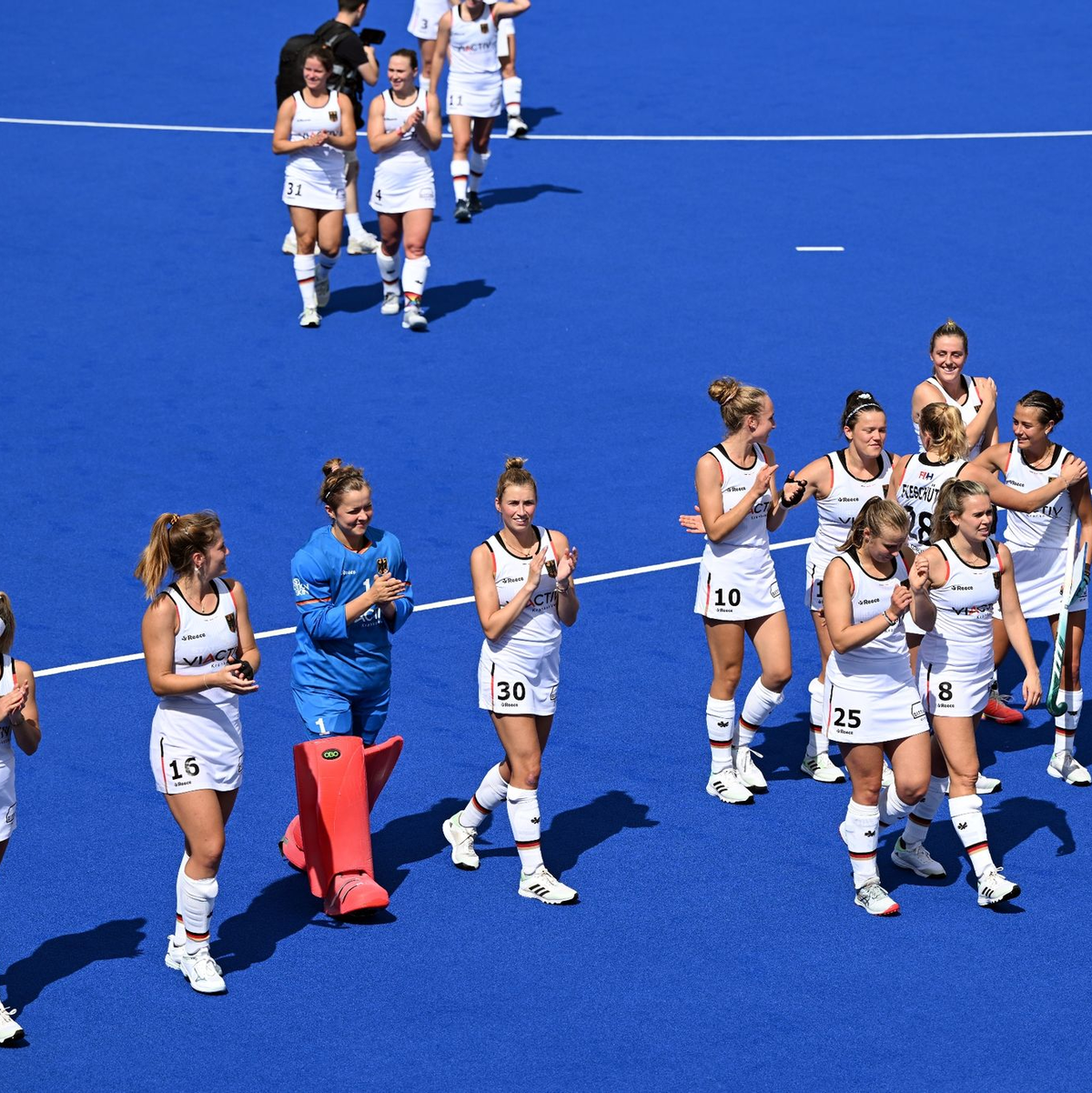 Deutschlands Spielerinnen feiern die Bronzemedaille mit einer Ehrenrunde. - Foto: Federico Gambarini/dpa