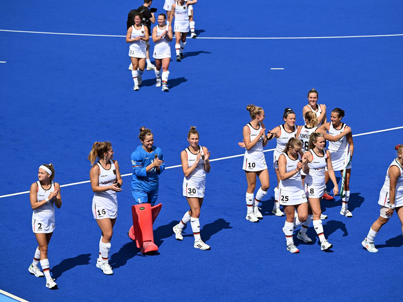 Deutschlands Spielerinnen feiern die Bronzemedaille mit einer Ehrenrunde. - Foto: Federico Gambarini/dpa