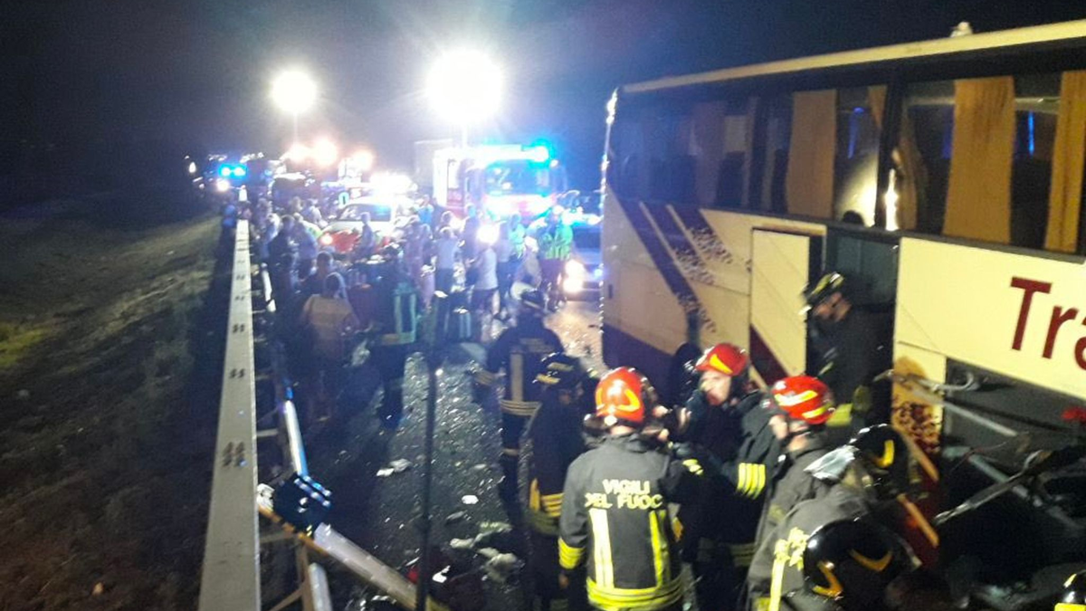 Rettungskräfte der Feuerwehr sind an der Unfallstelle im Einsatz. - Foto: --/Vigili del Fuoco/dpa