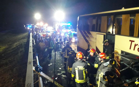 Rettungskräfte der Feuerwehr sind an der Unfallstelle im Einsatz. - Foto: --/Vigili del Fuoco/dpa
