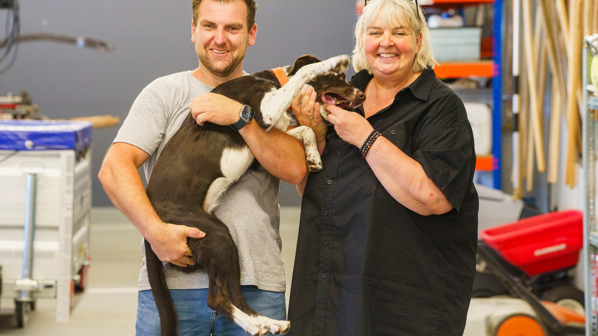 Matthias Klein, Hündin „Gooods Kulava Kutiva“ und Perdita Lübbe-Scheuermann. - Foto: Andreas Arnold/dpa