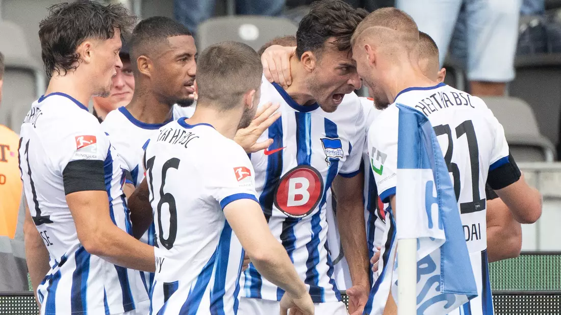 Herthas Doppeltorschütze Haris Tabakovic (M.) lässt sich feiern. - Bild: Sebastian Christoph Gollnow/dpa