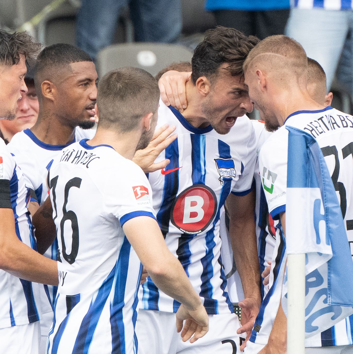 Herthas Doppeltorschütze Haris Tabakovic (M.) lässt sich feiern. - Foto: Sebastian Christoph Gollnow/dpa