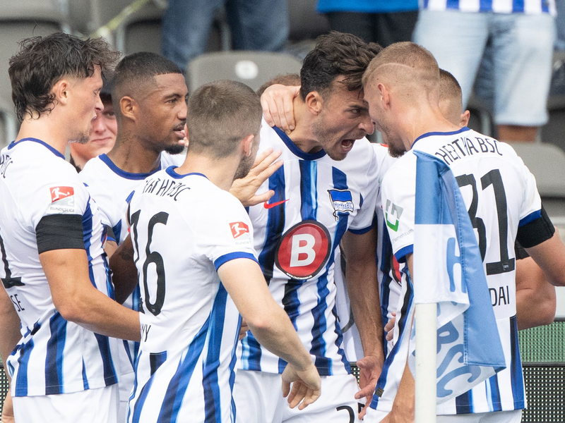 Herthas Doppeltorschütze Haris Tabakovic (M.) lässt sich feiern. - Foto: Sebastian Christoph Gollnow/dpa