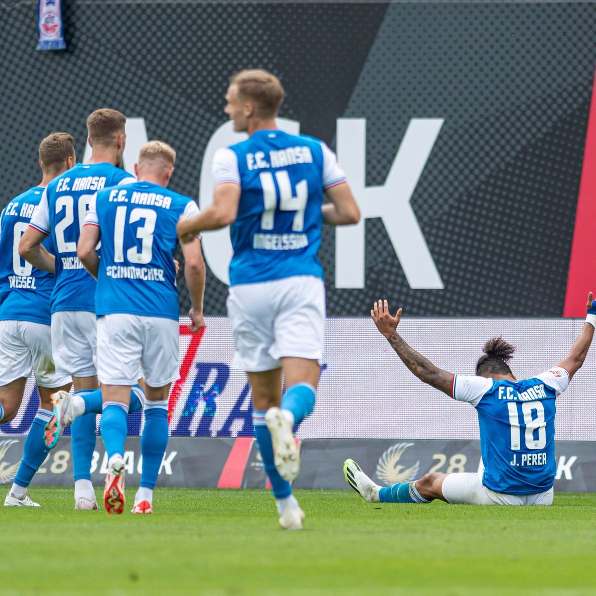 Rostocks Juan Jose Perea (r) jubelt nach seinem Tor zum 1:0 mit seinen Teamkollegen. - Foto: Marcus Völker/Fotostand/dpa